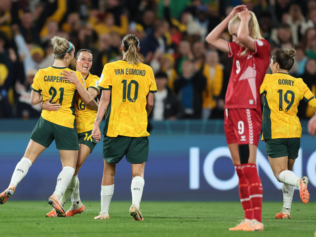足球／澳洲第 4 度闖進 8 強！2 比 0 擊落丹麥
