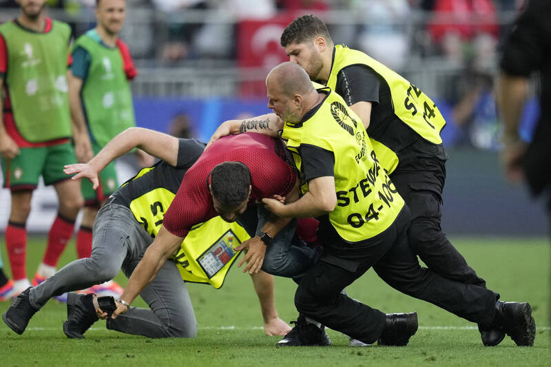足球／混亂場面！葡萄牙球星意外遭保安人員「滑鏟」倒地