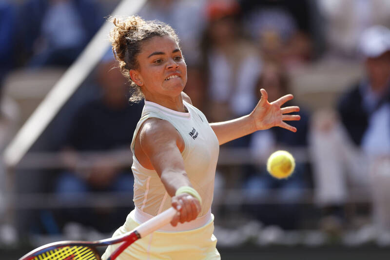 義大利「小鋼砲」保莉妮（Jasmine Paolini）在2024年法國網球公開賽中再度展現驚人氣勢，以6：3、6：1的比分擊敗俄國17歲天才少女安德烈耶娃（Mirra Andreeva），職業生涯首次闖入大滿貫決賽。