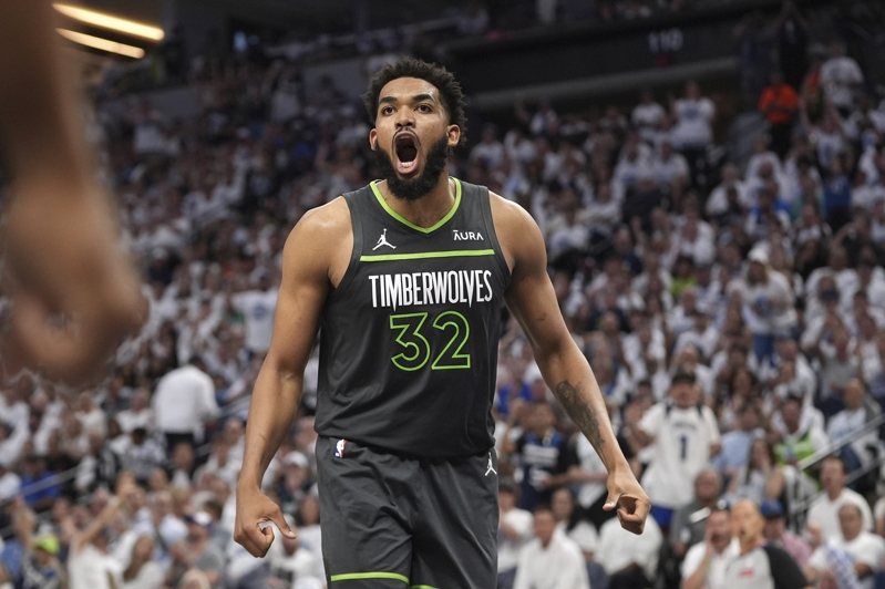 今天NBA傳出重大交易消息，灰狼打算將他們的核心球員唐斯（Karl-Anthony Towns）交易至尼克，換來藍道（Julius Randle）、迪文森佐（Donte DiVincenzo）以及活塞的首輪選秀權。不過，這筆交易需要找到第三支球隊來作為三方交易的橋樑，才能順利完成。